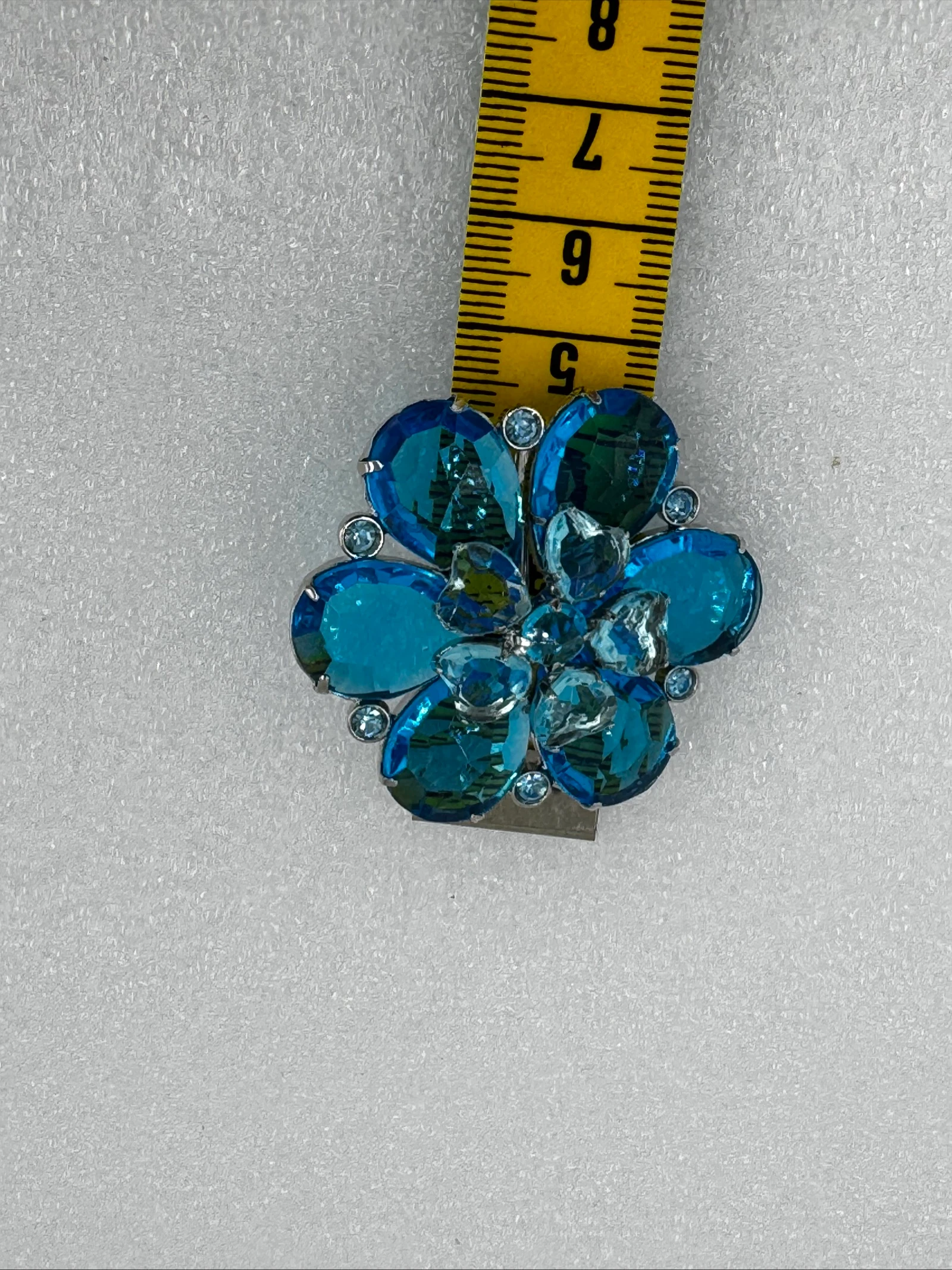 Linda Broche Azul com Cristais - Design de Flor – photo 3